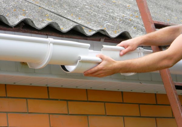 Gutter Hanging in Saint Johns